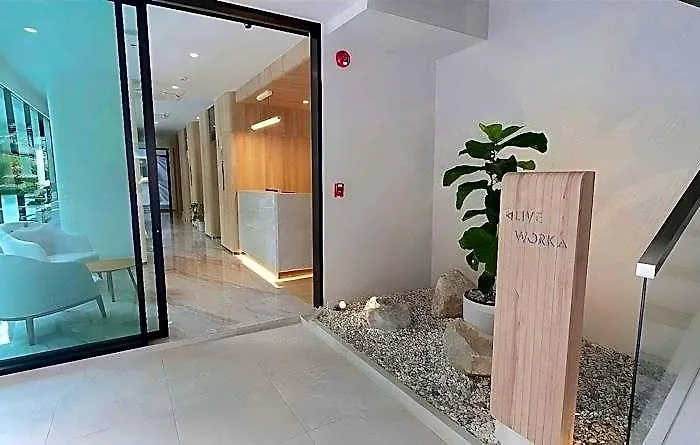 Hotel Livezen Sukhumvit 4*